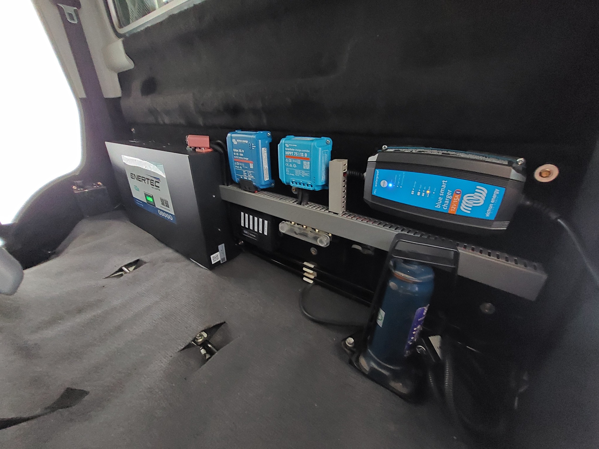 LAND CRUISER 79 Dual Battery system- VICTRON +100a lithium (2.8 & V8)